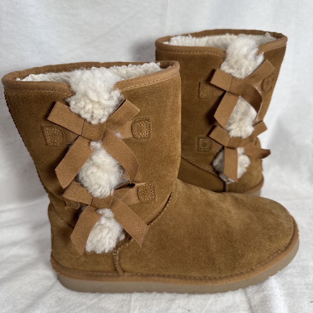 Koolaburra BY Ugg Victoria Short Chestnut Suede Sheepskin Bow Women Boots SZ 8